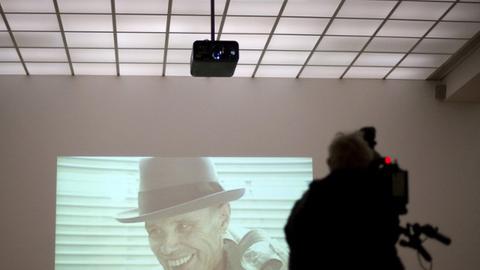 Ein Video von Joseph Beuys während der Ausstellung "Joseph Beuys: 8 Days in Japan and the Utopia Eurasia" am 7.10.2011 im Hamburger Bahnhof Museum in Berlin.
