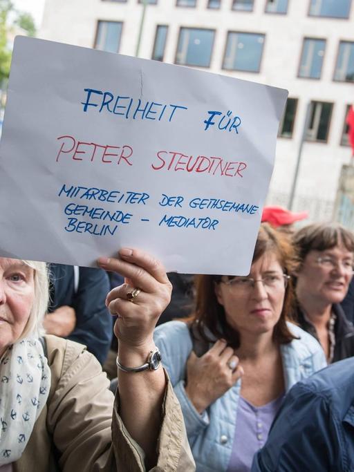 Mitarbeiter der Gethsemane-Gemeinde protestieren bei einer Kundgebung vor der türkischen Botschaft in Berlin für die Freilassung der in der Türkei inhaftierten Menschenrechtlsaktivisten Özlem Dalkiran und Peter Steudtner sowie acht weiteren Menschenrechtsaktivisten.