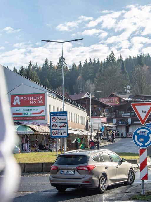 Blick auf einen Ort an der deutsch-tschechischen Grenze. Am Straßenrand ein blaues Schild mit den Sternen der EU und der Aufschrift "Ceská Republika"-