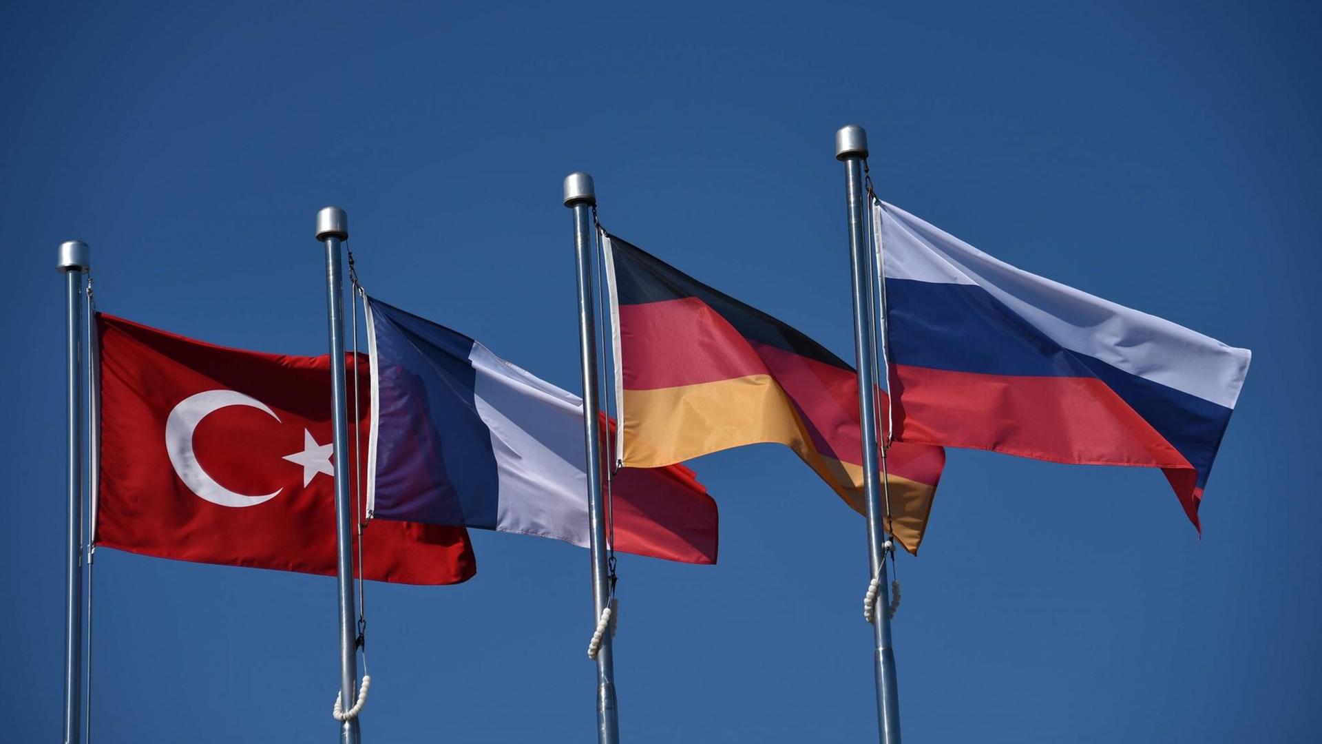 Die Nationalflaggen der Türkei, Frankreichs, Deutschlands und Russlands.