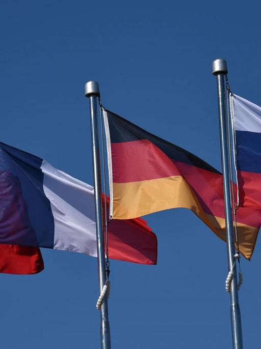 Die Nationalflaggen der Türkei, Frankreichs, Deutschlands und Russlands.