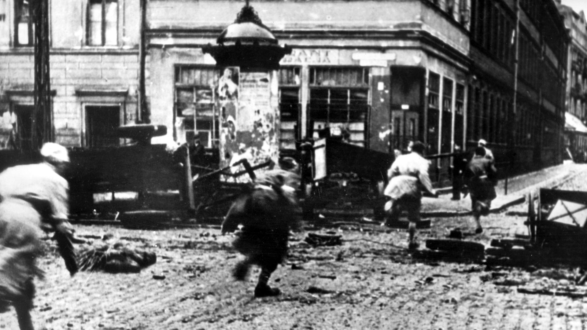 Zwei Juden werden während des Aufstands im Warschauer Ghetto von SS-Soldaten 1943 gefangen genommen.