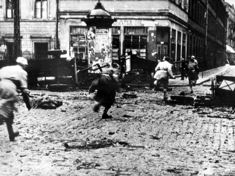 Zwei Juden werden während des Aufstands im Warschauer Ghetto von SS-Soldaten 1943 gefangen genommen.