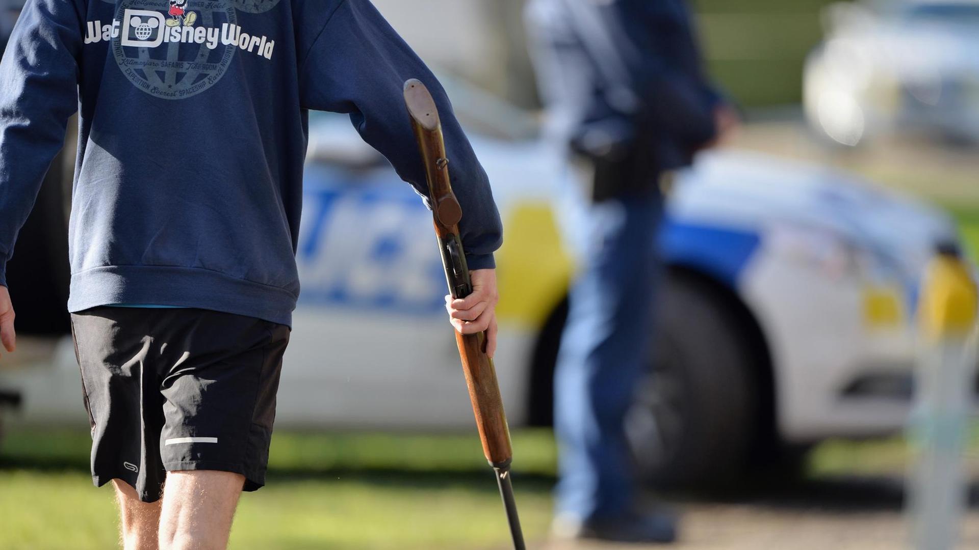Ein neuseeländischer Waffenbesitzer mit Disney-World-Pullover auf dem Weg zur Abgabe seiner Waffe in Christchurch