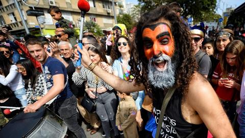 Bürger feiern im März 2018 in den Straßen von Tel Aviv das Purim-Fest