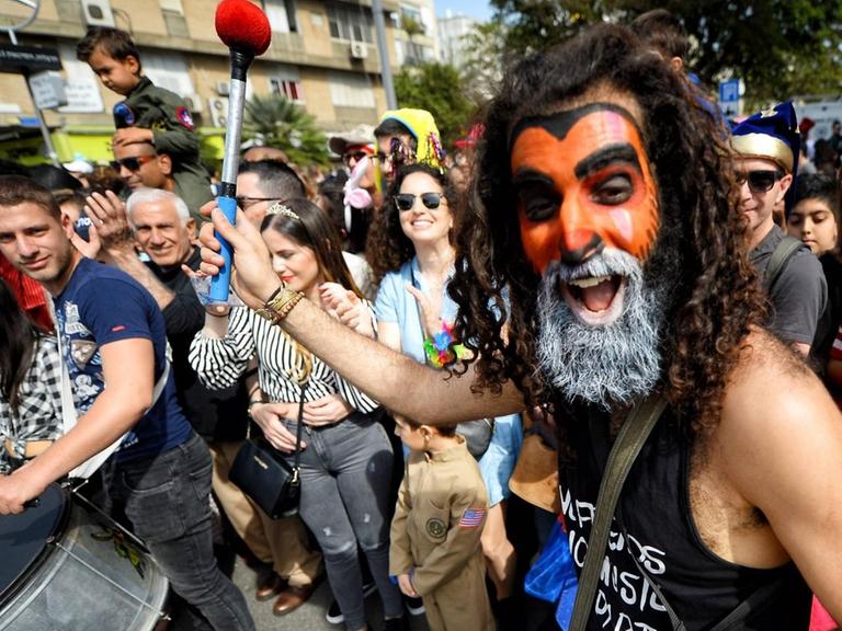 Bürger feiern im März 2018 in den Straßen von Tel Aviv das Purim-Fest