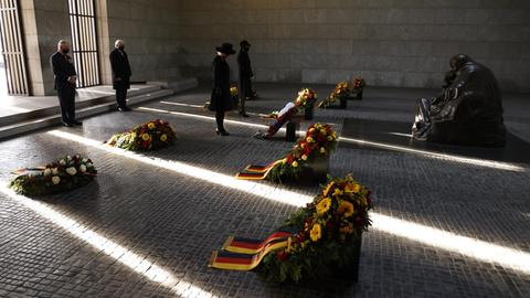 15.11.2020, Berlin: Prinz Charles (l), seine Ehefrau Camilla (2.v.r.), Bundespräsident Frank-Walter Steinmeier und seiner Frau Elke Büdenbender stehen bei einer Kranzniederlegung zum Volkstrauertag in die Neue Wache.