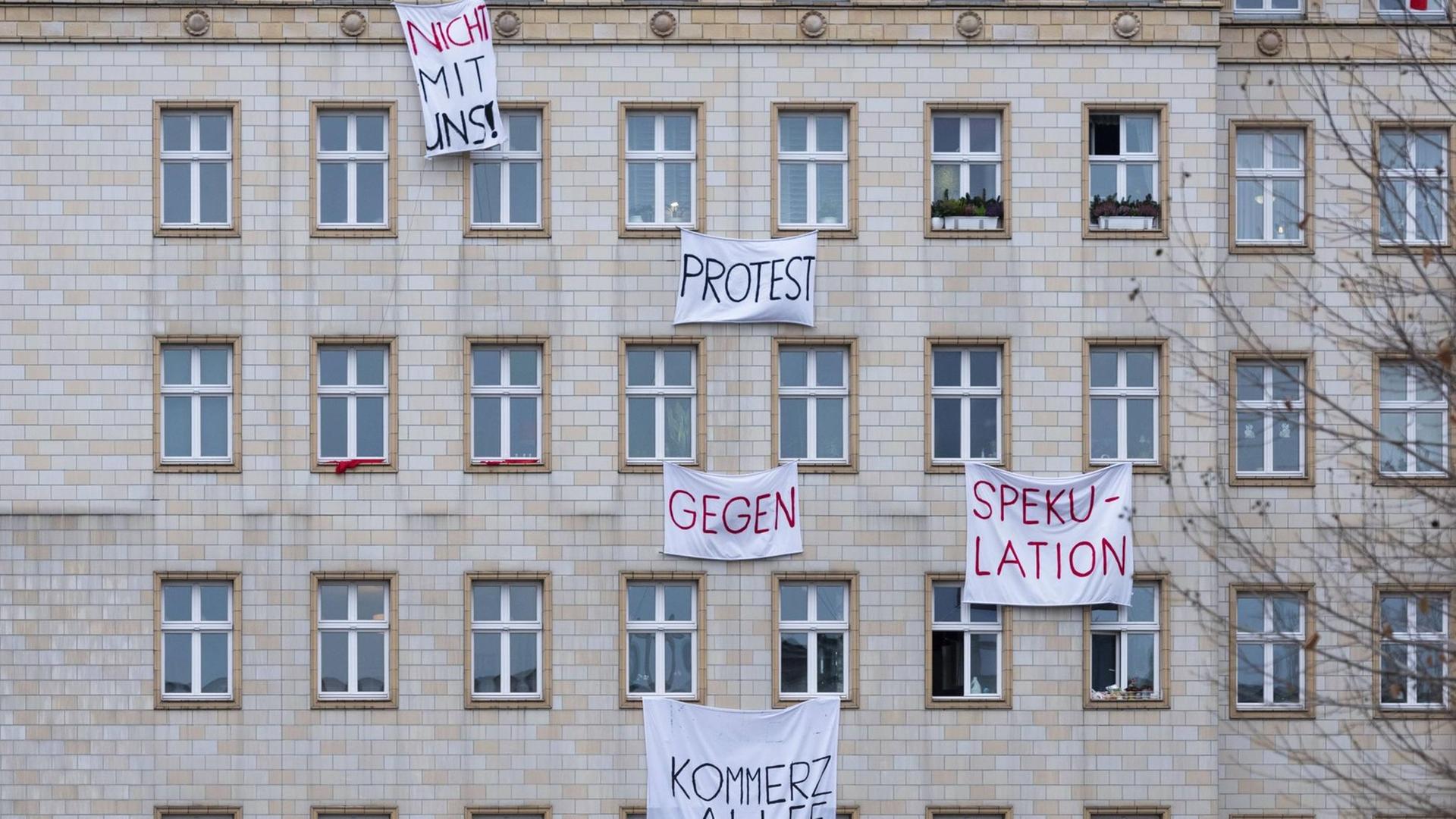 Protestransparente hängen an den Wohnhäusern in der Karl-Marx-Allee in Berlin-Friedrichshain