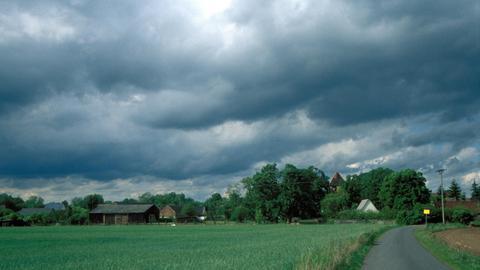 Straße und Dorf Stöbritz im Naturpark Niederlausitzer Landrücken, Brandenburg, 2004