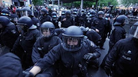 Polizisten und Demonstranten bei der Demonstration zum 1. Mai 2020.