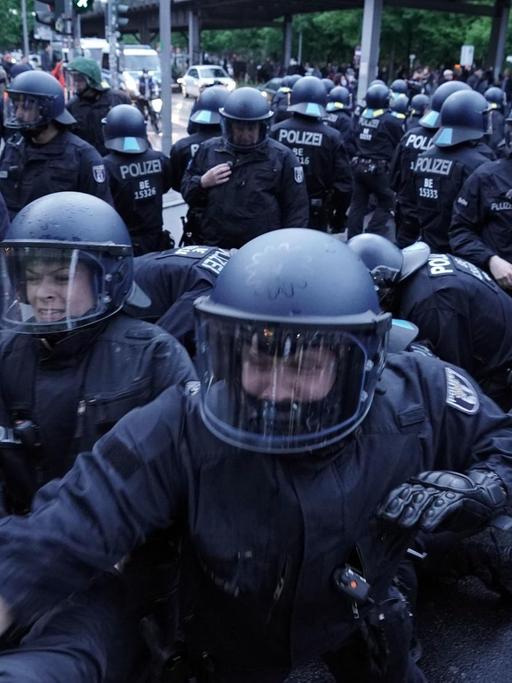 Polizisten und Demonstranten bei der Demonstration zum 1. Mai 2020.