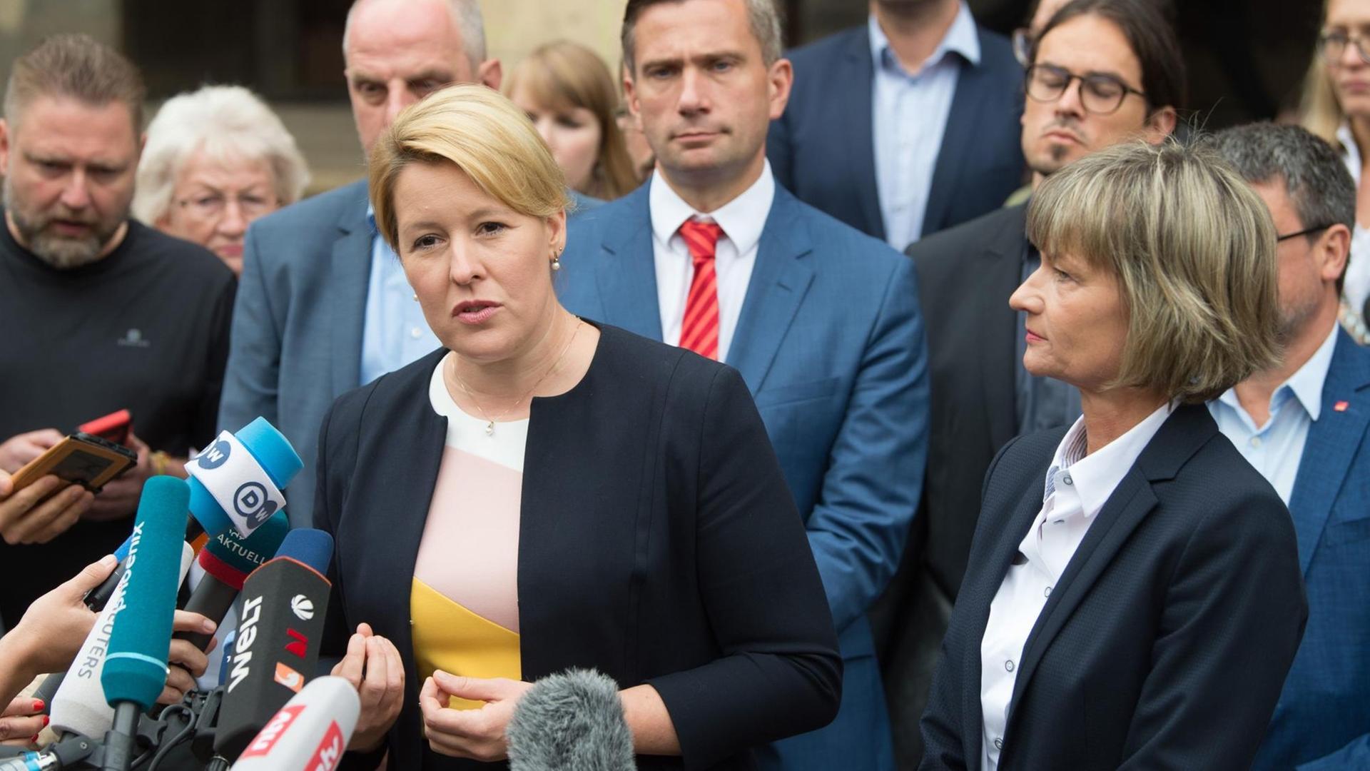 Sachsen, Chemnitz: Bundesfamilienministerin Franziska Giffey (l.) beantwortet neben Martin Dulig (M), stellvertretender Ministerpräsident von Sachsen, und Barbara Ludwig (alle SPD, r.), Bürgermeisterin von Chemnitz, vor dem Rathaus die Fragen der Journalisten.