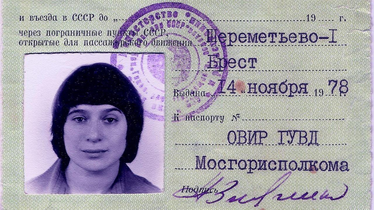 Ein grünliches Ausweispapier mit kyrillischen Buchstaben und einem bestempelten Foto der jungen Pianistin mit schulterlangem Haar.