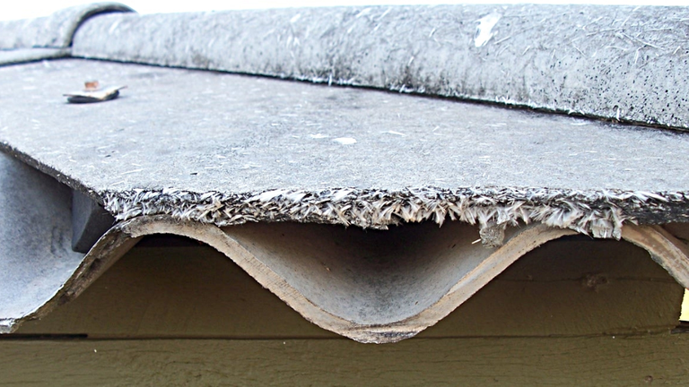 Tödliche Fasern - Asbest in Dachziegeln.
