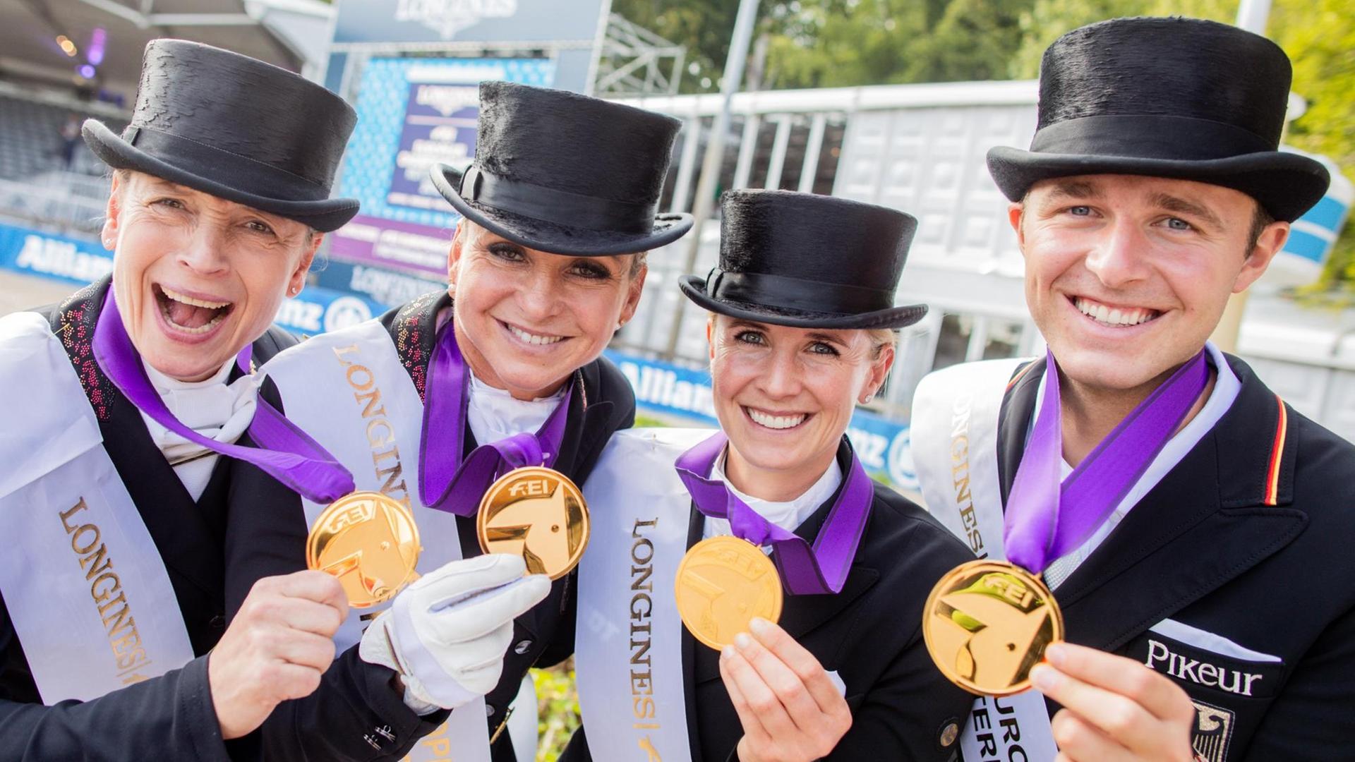 Die Reiterinnen und Reiter Isabell Werth, Dorothee Schneider, Jessica von Bredow-Werndl und Sönke Rothenberger haben Gold gewonnen.