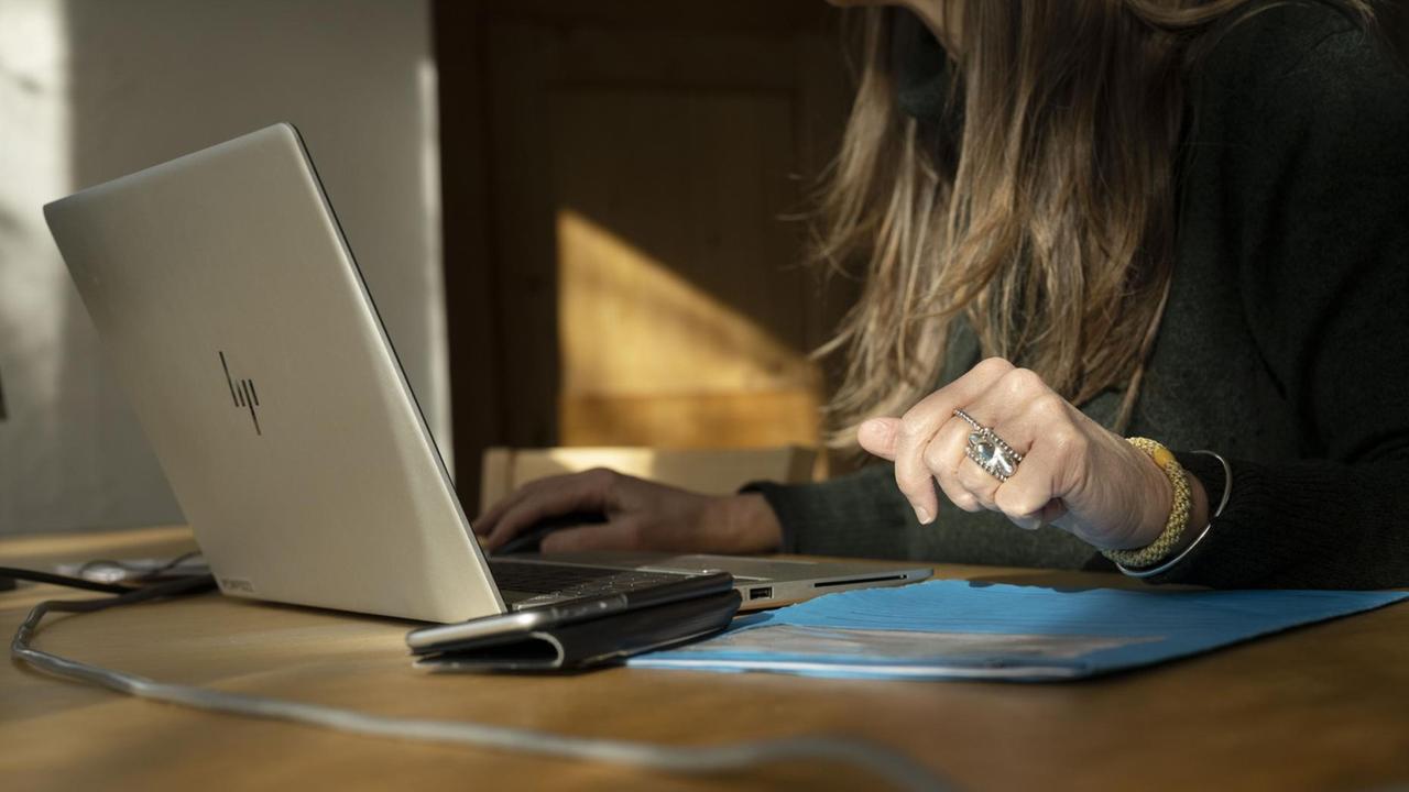 Eine Frau arbeitet im Homeoffice