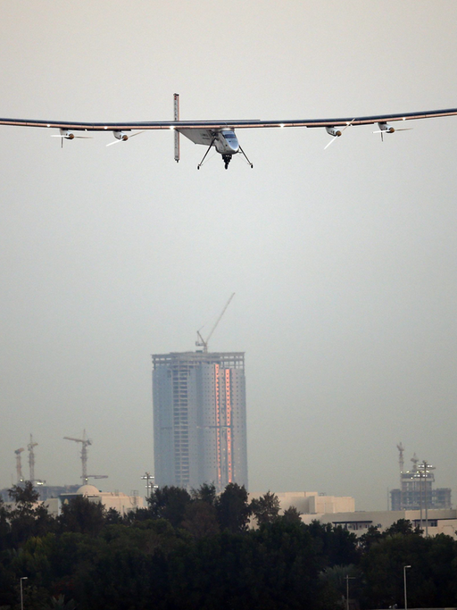 Solar Impuls 2 bei einem Testflug in Abu Dhabi