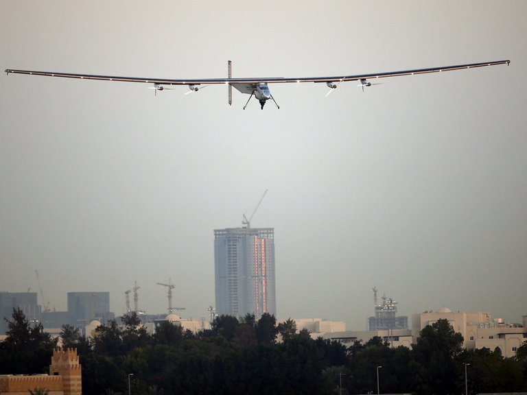 Solar Impuls 2 bei einem Testflug in Abu Dhabi