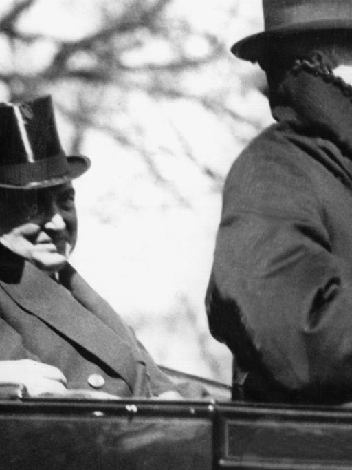 Der 28. Präsident der USA, der Demokrat Woodrow Wilson (links), neben seinem Nachfolger Warren G. Harding am Tag von dessen Inauguration (4. März 1921) in Washington D.C.