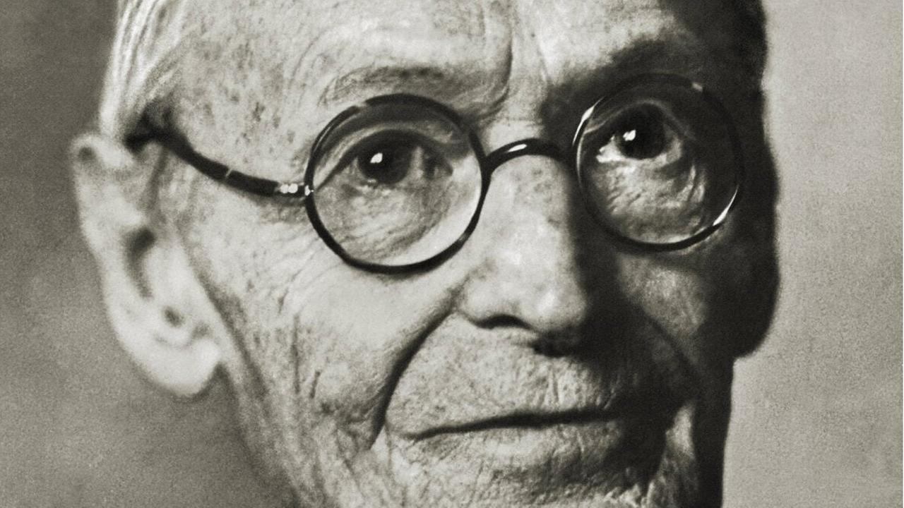 Eine historische schwarz/weiß Porträt-Aufnahme des Schriftstellers Hermann Hesse von 1958.