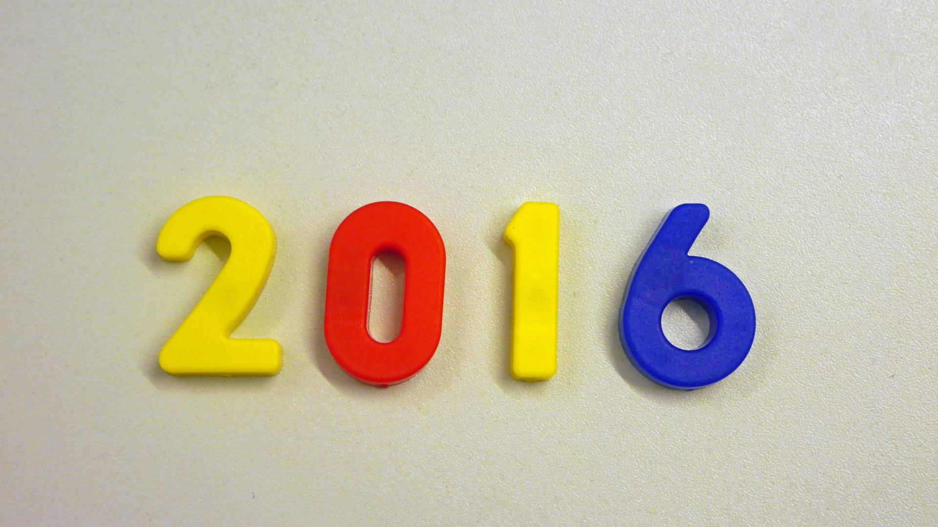 Die Jahreszahl 2016 liegt in bunten Magnetbuchstaben auf einem Tisch.