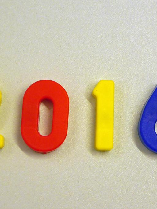 Die Jahreszahl 2016 liegt in bunten Magnetbuchstaben auf einem Tisch.