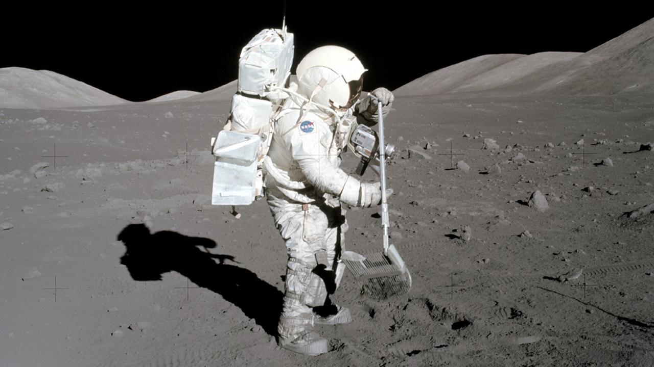 Der Geologe Harrison Schmitt beim Einsammeln von Mondgestein 