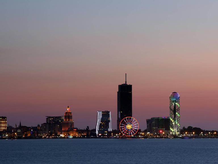 Skyline von Batumi im Abendlicht. (Georgien)