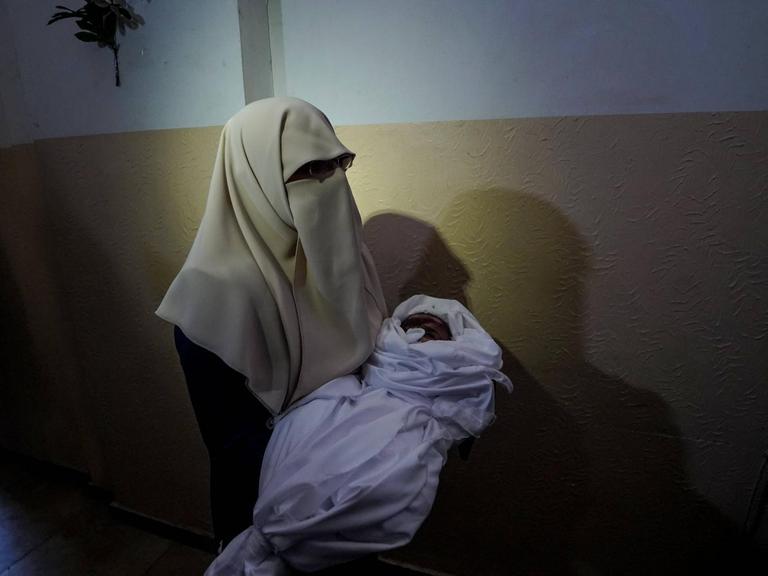 Im Gazastreifen trauert eine Verwandte am 6. Mai 2019 um ein palästinensisches Baby, das bei israelischen Luftangriffen getötet wurde.