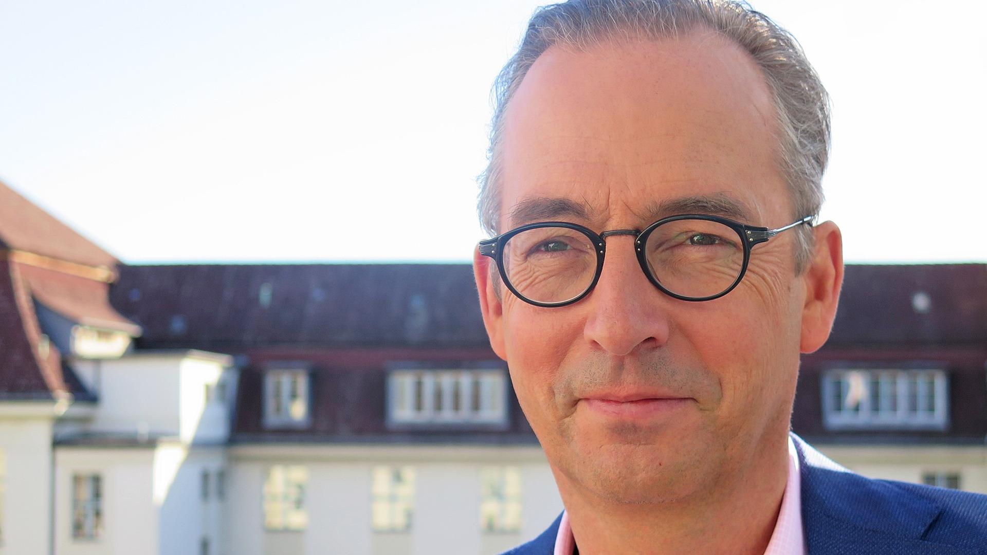 Jan Fleischhauer lächelt in die Kamera.