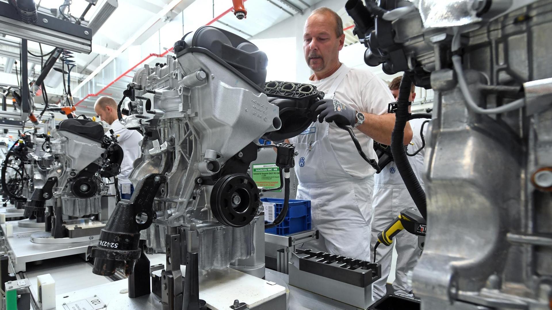 Motoren werden am 19.06.2017 im Motorenwerk von Volkswagen Sachsen in Chemnitz (Sachsen) über die Fertigungslinie gefahren.