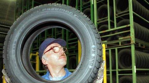 Bereifung im Blick: Der Bundesverkehrsminister will eine generelle Winterreifenpflicht - zum Unmut des ADAC.