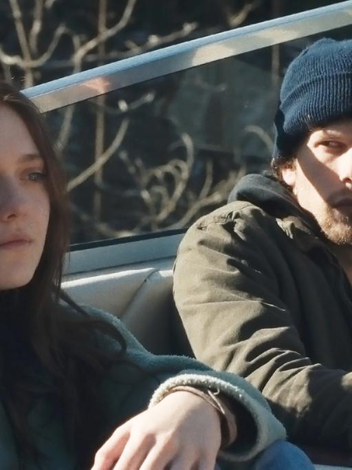 Jesse Eisenberg als Josh und Dakota Fanning als Dena in einer Szene des Films "Night Moves".
