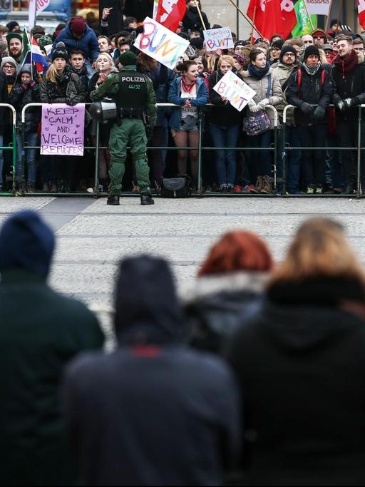 Eine kleine Gruppe Rechter steht in Bamberg hunderten Gegendemonstranten gegenüber