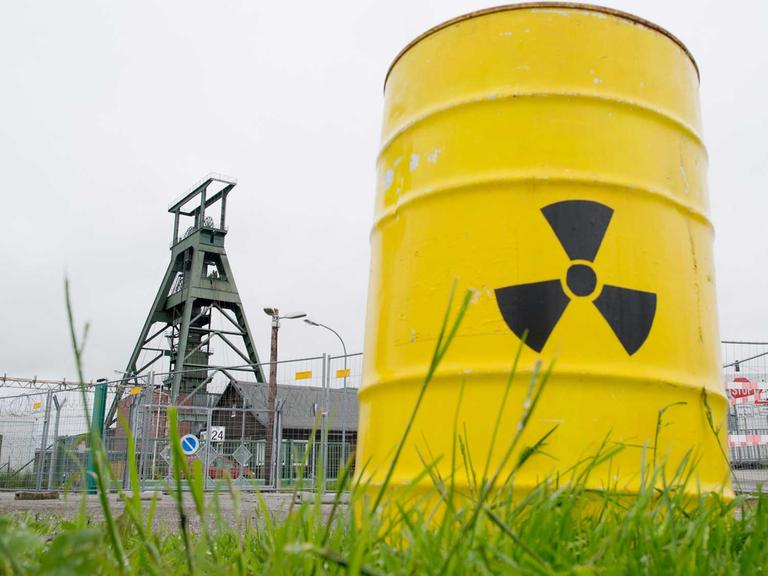 In Schacht Konrad in Salzgitter dürfen in rund 1200 Meter Tiefe 303 000 Kubikmeter Atommüll von geringer Wärmeentwicklung entsorgt werden. Es ist bislang das einzige Endlager in Deutschland.