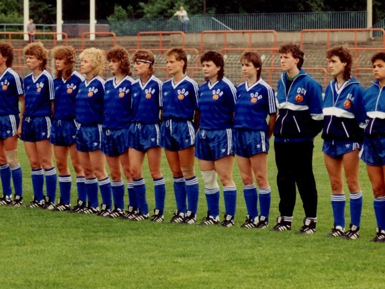 Die Frauenfußball-Nationalmannschaft der DDR 1990.