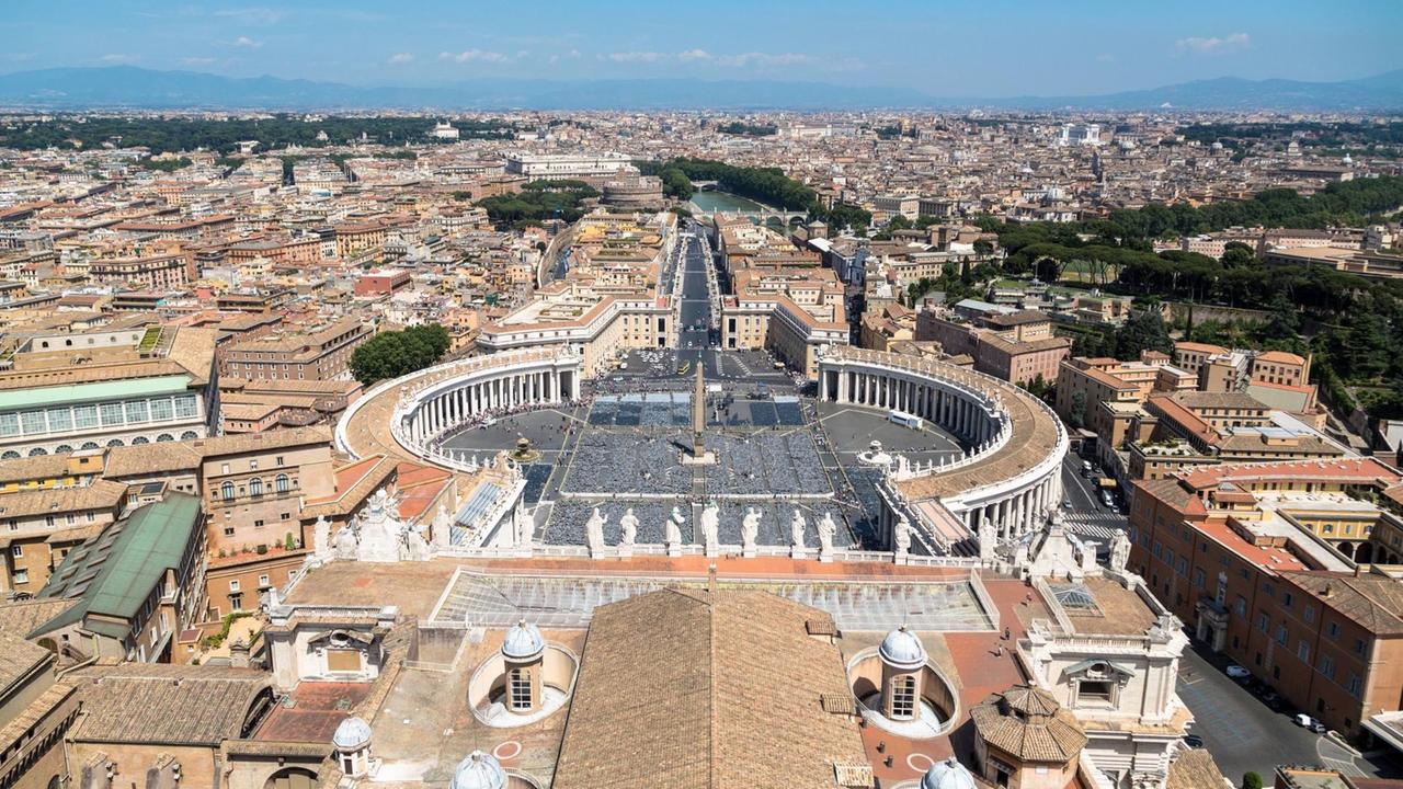 Ausblick auf Petersplatz oder Piazza San Pietro und Rom von der Kuppel des Petersdoms, Vatikan, Rom, Latium, Italien