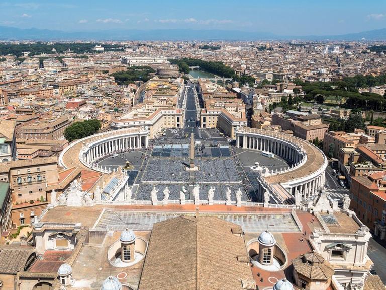 Ausblick auf Petersplatz oder Piazza San Pietro und Rom von der Kuppel des Petersdoms, Vatikan, Rom, Latium, Italien