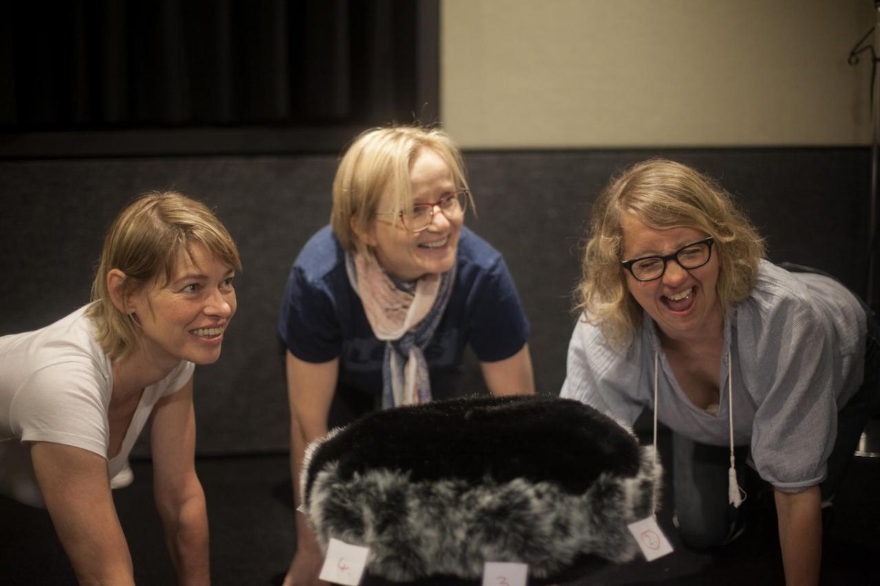 Bettina Kurth, Cathlen Gawlich und Anna Böttcher (v.l.n.r.) bei den Aufnahmen zu "Schweine-Heinz"