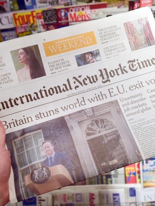 Ein Kiosk mit internationalen Zeitungen und Zeitschriften