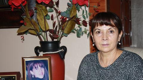 Susana Trimarco neben einem Foto ihrer verschwundenen Tochter Marita