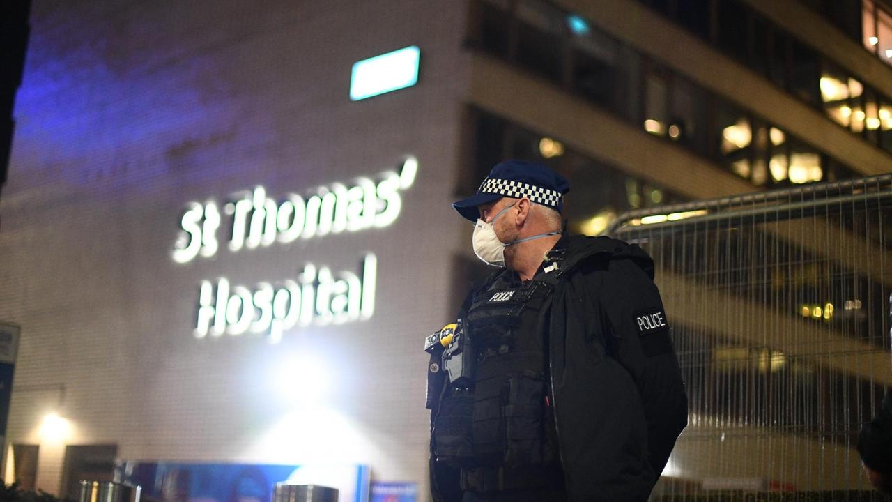 Großbritannien, London: Ein Polizist steht vor dem St. Thomas Hospital. Der britische Premierminister Johnson ist wegen seiner Covid-19-Erkrankung auf die Intensivstation verlegt worden.