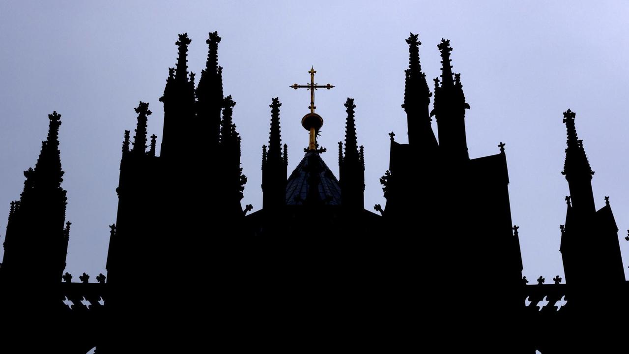 Austritte und verschleppte Aufarbeitung - Die katholische Kirche in der ...