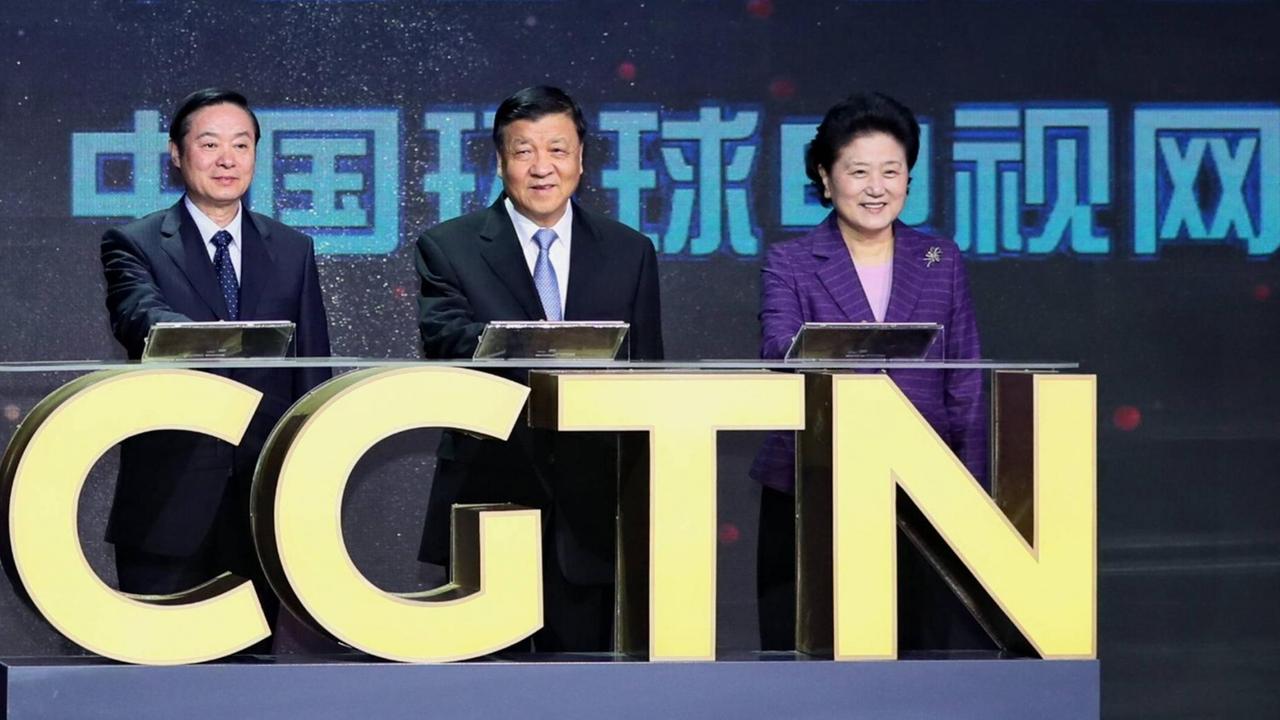 Drei Mitglieder der chinesischen Regierung stehen bei der Feier zum Start des China Global Television Networks CGTN in Beijing am 31.12.2016 an einem Pult. In großen Lettern sind die Buchstaben CGTN zu lesen.