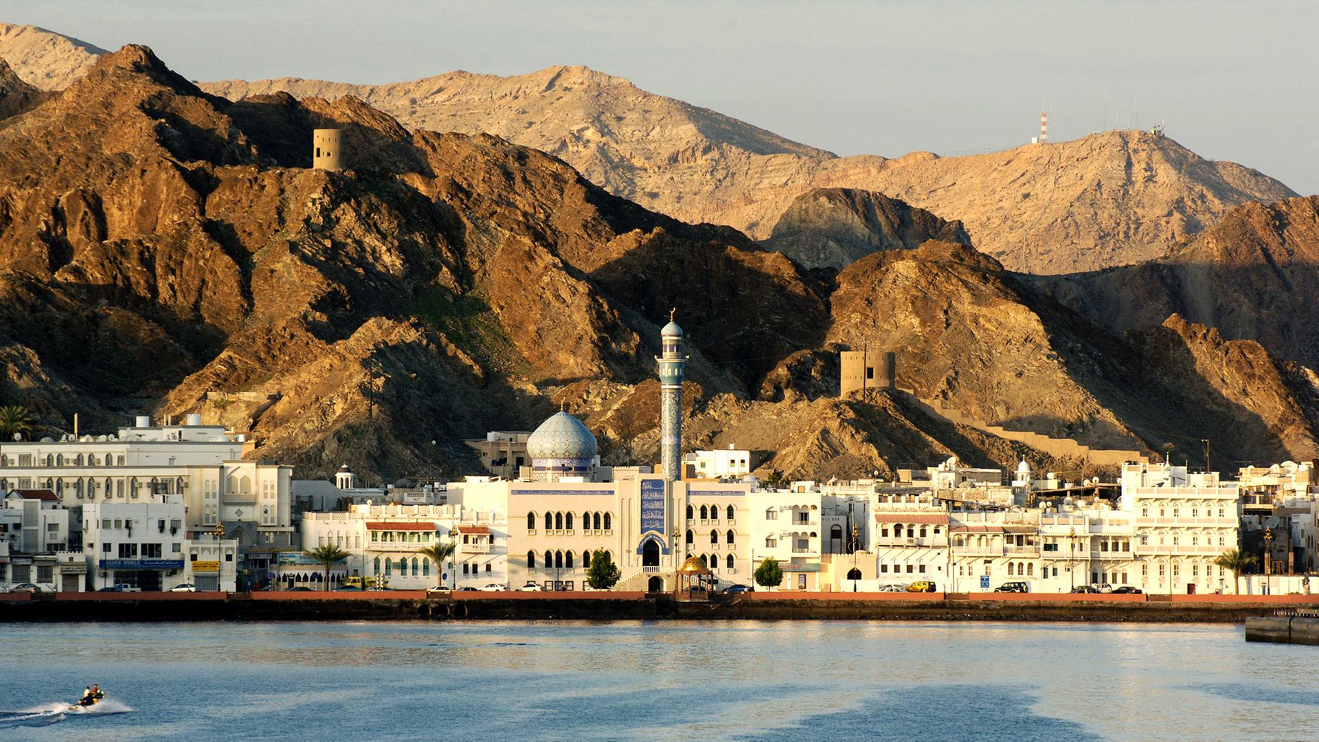 Sonnenaufgang über den Felsen und dem Altstadtviertel Mutrah von Muscat im Golf von Oman
