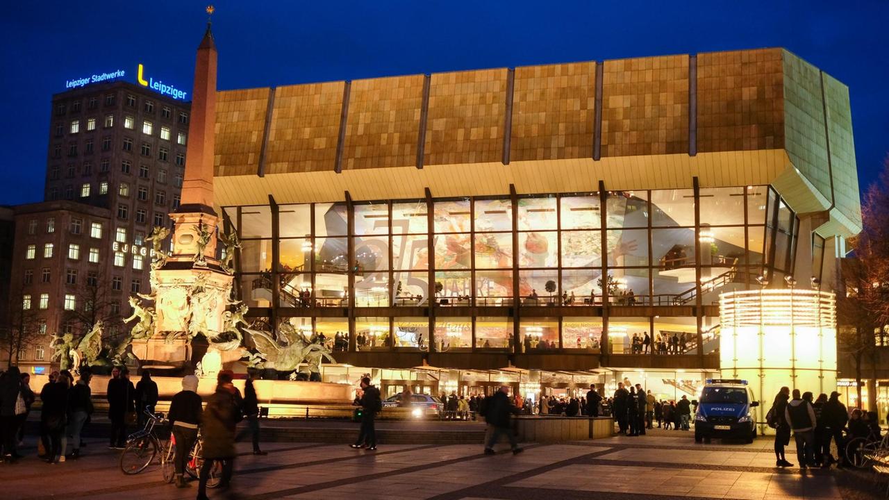 14.03.2018, Sachsen, Leipzig: Das Gewandhaus und der Mendebrunnen sind am Abend festlich erleuchtet. Der Schriftzug "275 Jahre Gewandhaus Orchester" ist am Gebäude zu sehen.