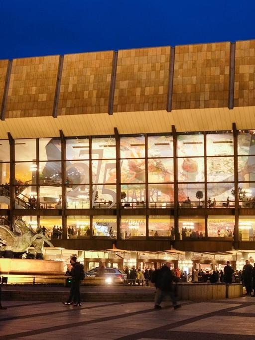 14.03.2018, Sachsen, Leipzig: Das Gewandhaus und der Mendebrunnen sind am Abend festlich erleuchtet. Der Schriftzug "275 Jahre Gewandhaus Orchester" ist am Gebäude zu sehen.