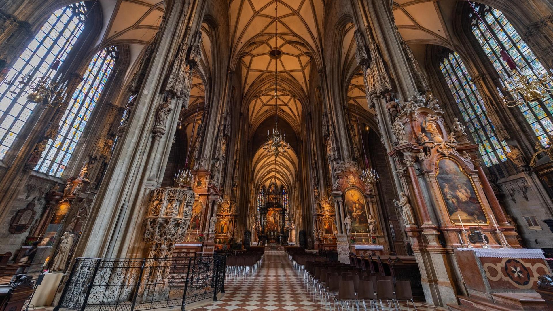 Blick in das Hauptschiff und auf den Altar im Stephansdom. (Quelle: picture-alliance)