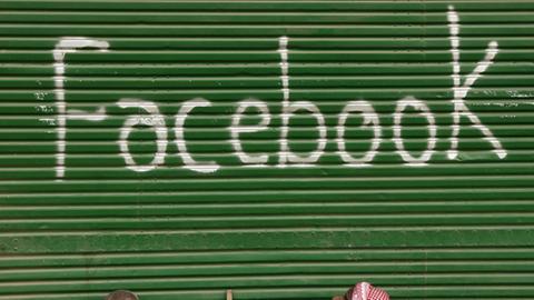 Im Arabischen Frühling halfen Facebook und Twitter bei der Mobilisierung gegen die Diktatur.