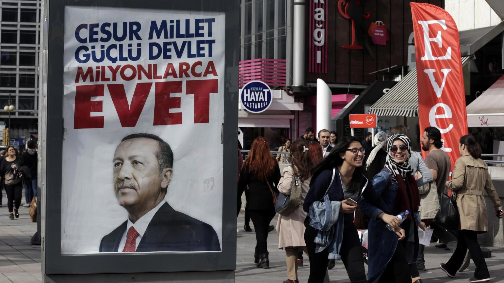 Ein Wahlplakat für ein "Ja" beim Verfassungsreferendum hängt in ein Straße in Ankara.